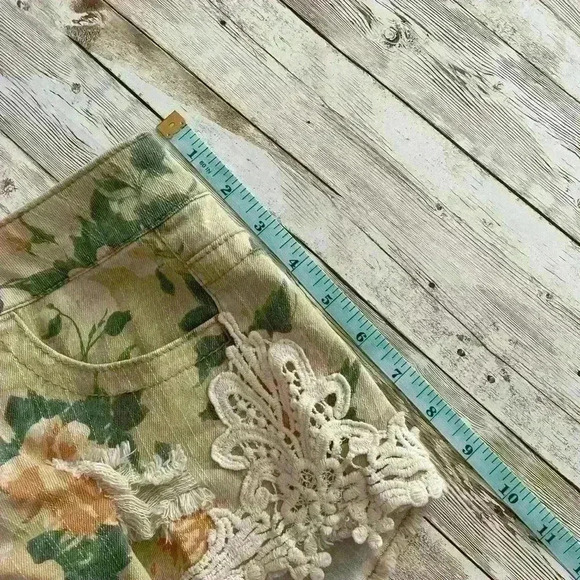 Mossimo Supply Co Crochet Floral Low Rise Jean Shorts Size 3 Cut Off Frayed y2k - Picture 5 of 5